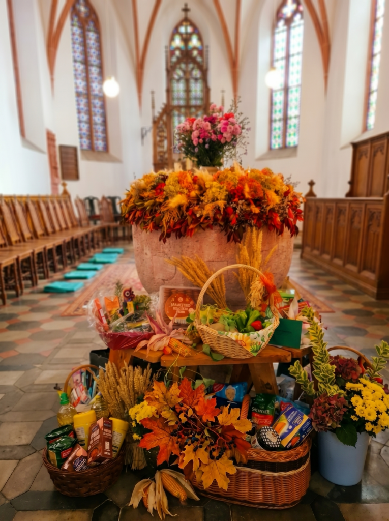 Erntedank-Schmuck in der Kirche